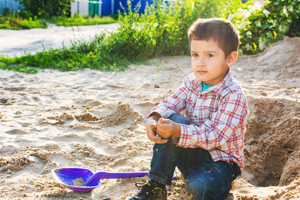 砂で遊ぶ 4 歳の男の子 - 写真・画像