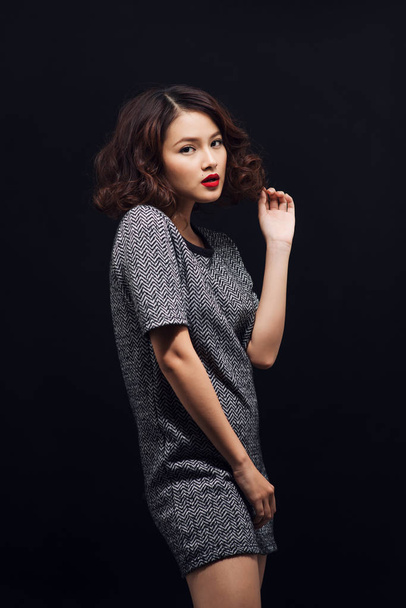 Atrakcyjna młoda kobieta azjatyckich w czarnej sukience. Stylowa dziewczyna model. - Zdjęcie, obraz