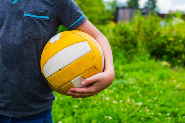 boy with the ball in his hands - Foto, afbeelding