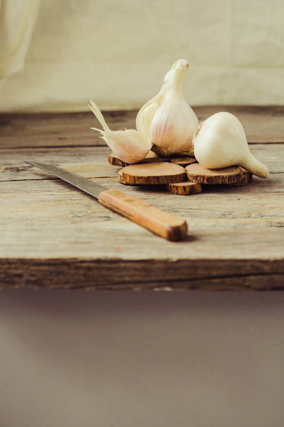 Fresh young organic garlic on a gray wooden background. Selective focus.Autumn fresh vegetables - Foto, immagini