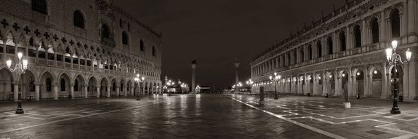 Історичні будівлі вночі на площі Сан-Марко у Венеції, Італія. - Фото, зображення