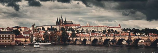 Prága látképe és hídja a folyó felett Csehországban - Fotó, kép