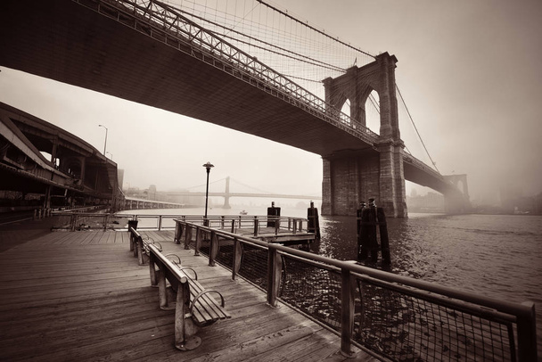 マンハッタンのダウンタウンで霧の日のブルックリン橋 - 写真・画像