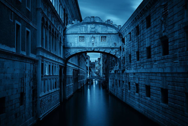 Seufzerbrücke in der Nacht berühmtes Wahrzeichen in Venedig, Italien. - Foto, Bild