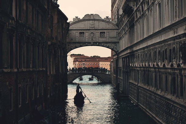 Puente de los Suspiros famoso monumento y góndola en Venecia, Italia
. - Foto, Imagen