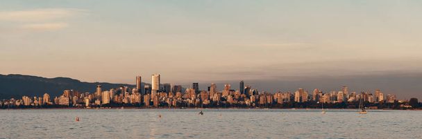 Vancouver city skyline panoráma naplementekor. - Fotó, kép