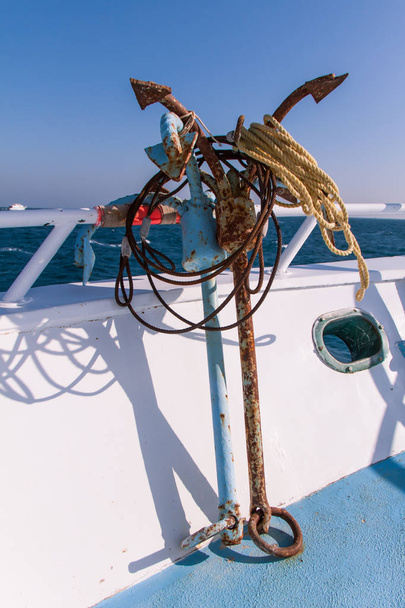 Rostige Anker auf dem Tauchbootdeck in der Sonne mit dem Meer im Hintergrund - Foto, Bild