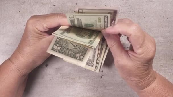 In de handen van het sorteren van bankbiljetten dollar bovenaanzicht - Video