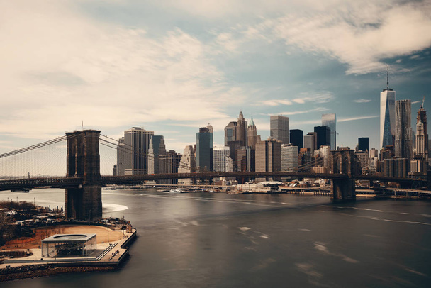 Brooklyn Köprüsü ve Manhattan şehir merkezi New York 'ta gökyüzü - Fotoğraf, Görsel