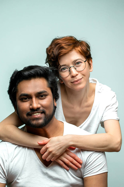 two mixed race friends posing to the camera - Foto, Bild