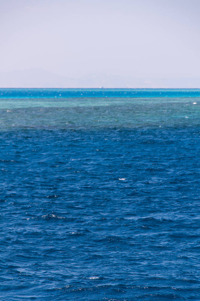 Água azul-turquesa e pequeno barco em recifes egípcios do Mar Vermelho
 - Foto, Imagem