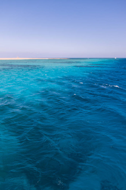 Бірюзові сині води і маленька човен в рифи Червоного моря Єгипетський - Фото, зображення