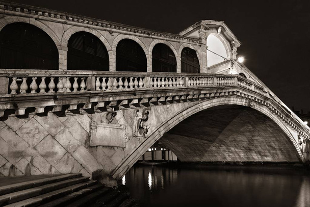 Puente de Rialto o Ponte di Rialto sobre Gran Canal por la noche en Venecia, Italia
. - Foto, Imagen