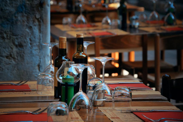 Mesas y copas de vidrio esperando a los huéspedes en la calle en Venecia, Italia
. - Foto, imagen