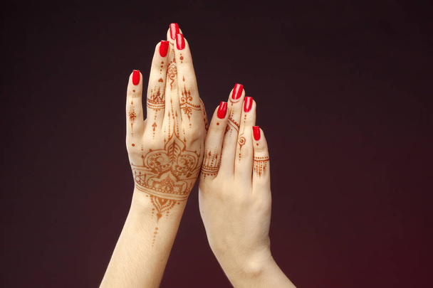 Woman Hands with mehndi - Foto, Bild