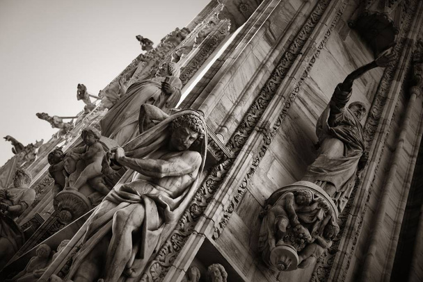 Catedral de Milán primer plano con esculturas en Italia
.  - Foto, imagen