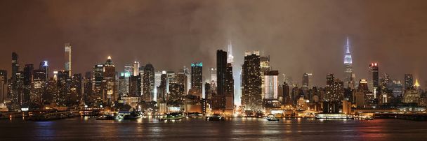 Los rascacielos del centro de Manhattan y el panorama del horizonte de la ciudad de Nueva York por la noche con niebla - Foto, Imagen