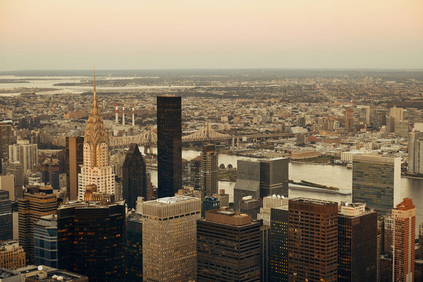 Νέα Υόρκη Μανχάταν ανατολική πλευρά με ουρανοξύστες και East River. - Φωτογραφία, εικόνα