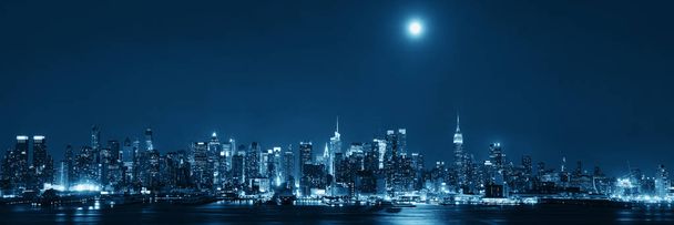 Manhattan 'ın göbeğinde ay yükselişi Gece şehrin ufkuyla - Fotoğraf, Görsel
