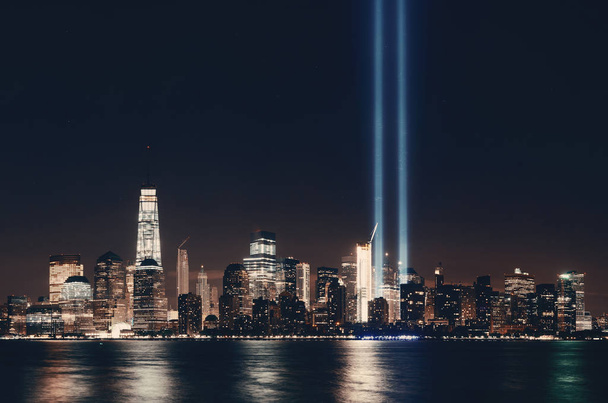 夜と9月11日のニューヨーク市中心街の都市建築光 - 写真・画像