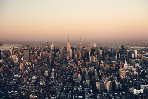Manhattan midtown zonsondergang uitzicht op het dak met stedelijke wolkenkrabbers in New York City. - Foto, afbeelding