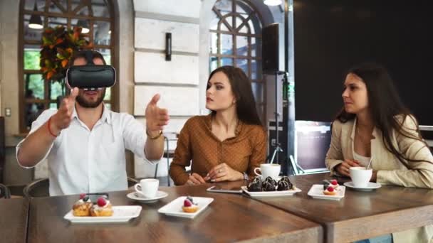 Grupo de jovens empresários em um encontro com fone de ouvido VR
 - Filmagem, Vídeo