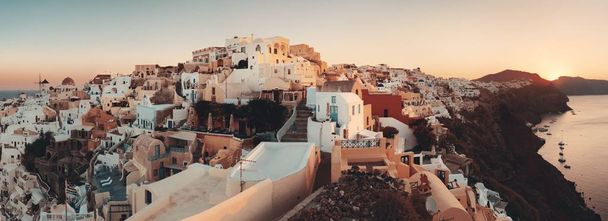 Santorini taivaanrantaan auringonnousun rakennuksia Kreikassa. - Valokuva, kuva