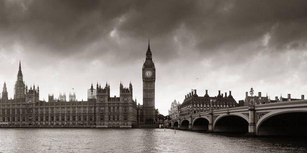 ロンドンのウェストミンスターにある国会議事堂のパノラマ. - 写真・画像