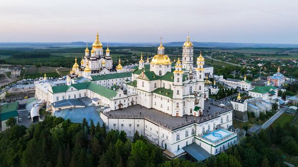 Vista aérea del Monasterio de Pochaev. - Foto, Imagen