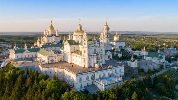 Vue aérienne du monastère de Pochaev. - Photo, image