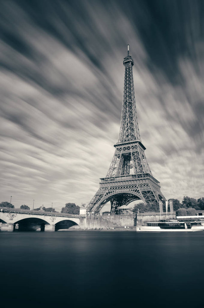 Άιφελ πύργος και το ποταμό Σηκουάνα στο Παρίσι, Γαλλία. - Φωτογραφία, εικόνα