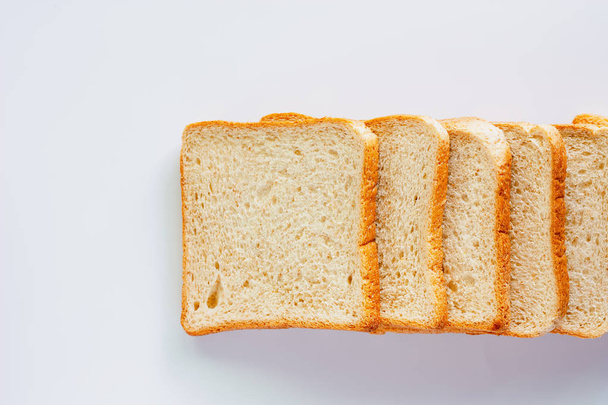 Φέτες λεπτές ψωμί ολικής αλέσεως σε λευκό φόντο για τα τρόφιμα και η διατροφική αντίληψη - Φωτογραφία, εικόνα