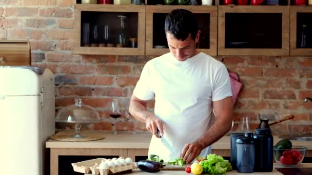 man cutting avocado kitchen - Video, Çekim