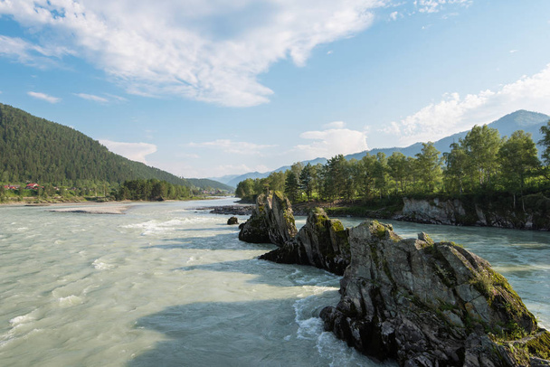 Gyors hegyi folyó Katun - Fotó, kép