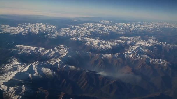 Alpen vanuit lucht. Foto vanuit vliegtuig. Luchtfoto van alpine bergen. Luchtfoto van verbazingwekkende landschappen, heuvels, bergen en vormen. Mooie natuurlijke achtergrond.  - Video