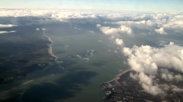 Ολλανδία από άποψη αέρα. Φωτογραφία από το αεροπλάνο. Αεροφωτογραφία της Ολλανδίας. Αεροφωτογραφία του καταπληκτικά τοπία, θάλασσα, λιβάδια και σχήματα. Όμορφο φυσικό σκηνικό.  - Πλάνα, βίντεο
