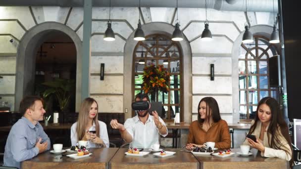 Csapat a fejlesztők dolgoznak a virtuális valóság szemüveg egy üzleti tárgyalás közben. Ötletbörze segítségével Vr szemüveg fiatal munkatárs - Felvétel, videó