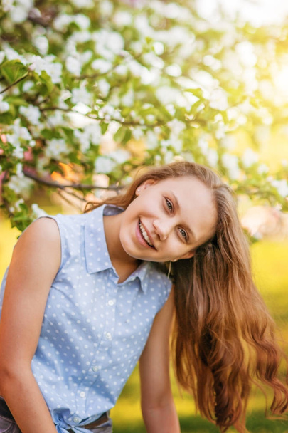 Radosne śmieszne Dziewczyna Nastolatka na spacer w ogrodzie kwiat. - Zdjęcie, obraz