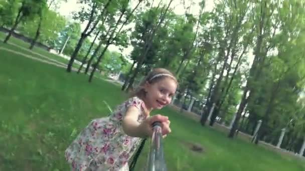 Kislány a parkban. - Felvétel, videó