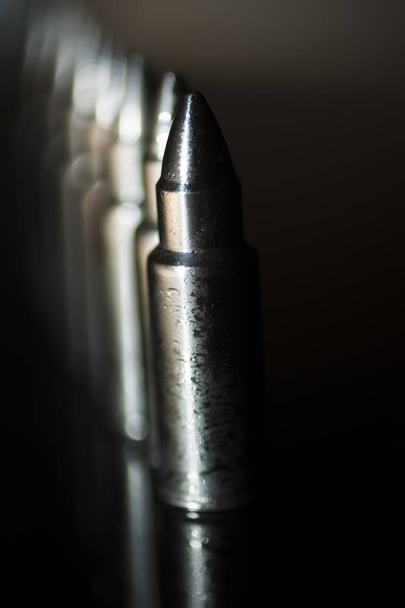 Pallottole lucide su uno sfondo nero
  - Foto, immagini
