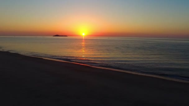 日の出で処女のままカリブ海ビーチ空中ドローン ビュー。砂浜の上に黄金の太陽明るい光は、素晴らしい熱帯の風景を確認します。低高空撮、畏敬の念します。パナマでファラロンのビーチで壮大なカラフルな背景. - 映像、動画