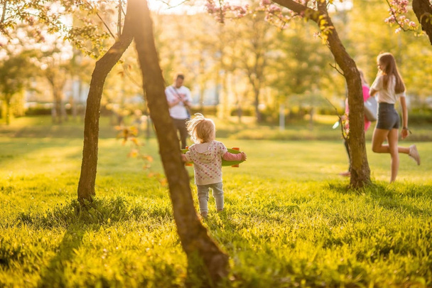 Lustiges Baby mit Schlittschuhen in einem sonnigen Park. - Foto, Bild