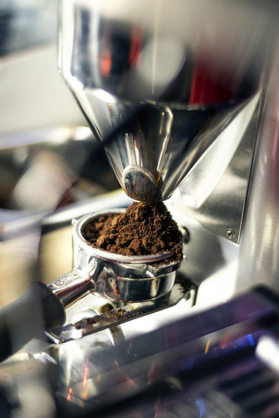 виготовлення кави еспресо крупним планом з сучасною машиною
 - Фото, зображення