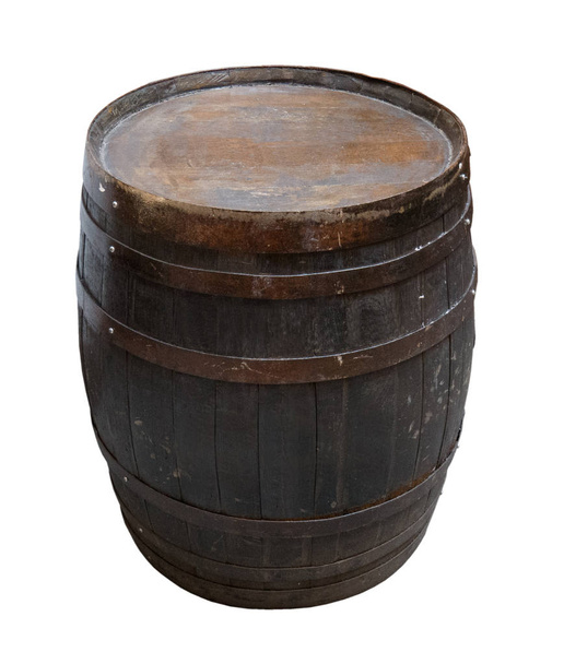 白い背景に切り取って金属リングとダークブラウンの古い木製オーク樽 - 写真・画像
