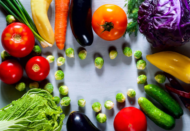 briussel キャベツの心と光の木製の背景、フラットで健康的な料理の新鮮な野菜の形をしたレイアウト、コピー スペース、クローズ アップ。食事療法、純粋な食糧やベジタリアン料理のコンセプト. - 写真・画像