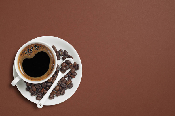 Tasse de café et de haricots sur fond brun, vue de dessus avec espace de copie
 - Photo, image
