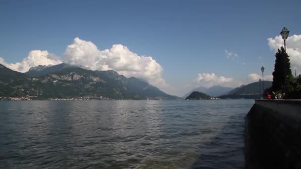 Como järvi Lombardiassa, Italiassa. Kauniisti italialainen lomakeskus kylä Menaggio Como järvellä
.  - Materiaali, video