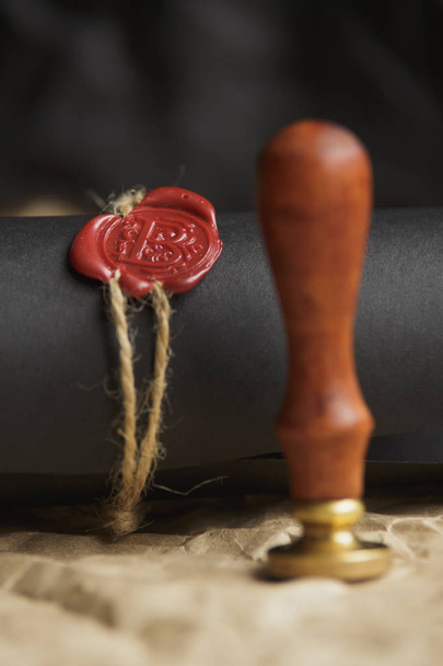 Desplazamiento atado con viejo sello de cera notarial y sello en la mesa
 - Foto, Imagen