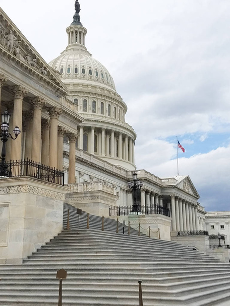 Washington Dc, ABD Capitol Hill'de temsilcisinin merdiven evi ile Amerika Birleşik Devletleri Capitol Binası Doğu cephesi. - Fotoğraf, Görsel