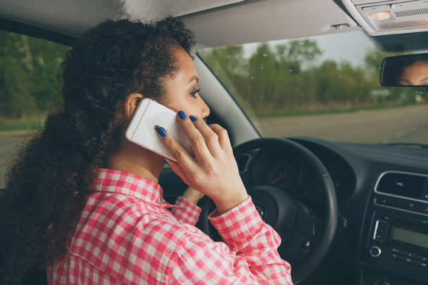 podnikatelka řídit auto a mluví do mobilního telefonu na silnici - Fotografie, Obrázek